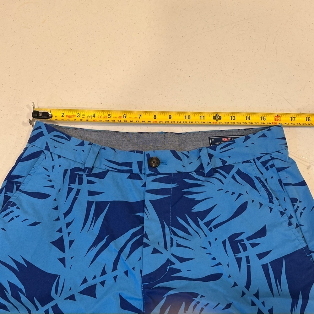 Vineyard Vines 9” Breaker Shorts Blue Hawaiian Floral Leaves print 32 NWOT - Picture 4 of 6
